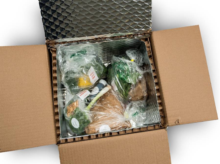 Boîte en carton rempli d'aliments dans une emballage de plastique